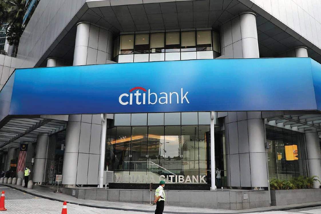 Khách hàng tới trực tiếp chi nhánh/phòng giao dịch Citibank để được hỗ trợ hủy thẻ