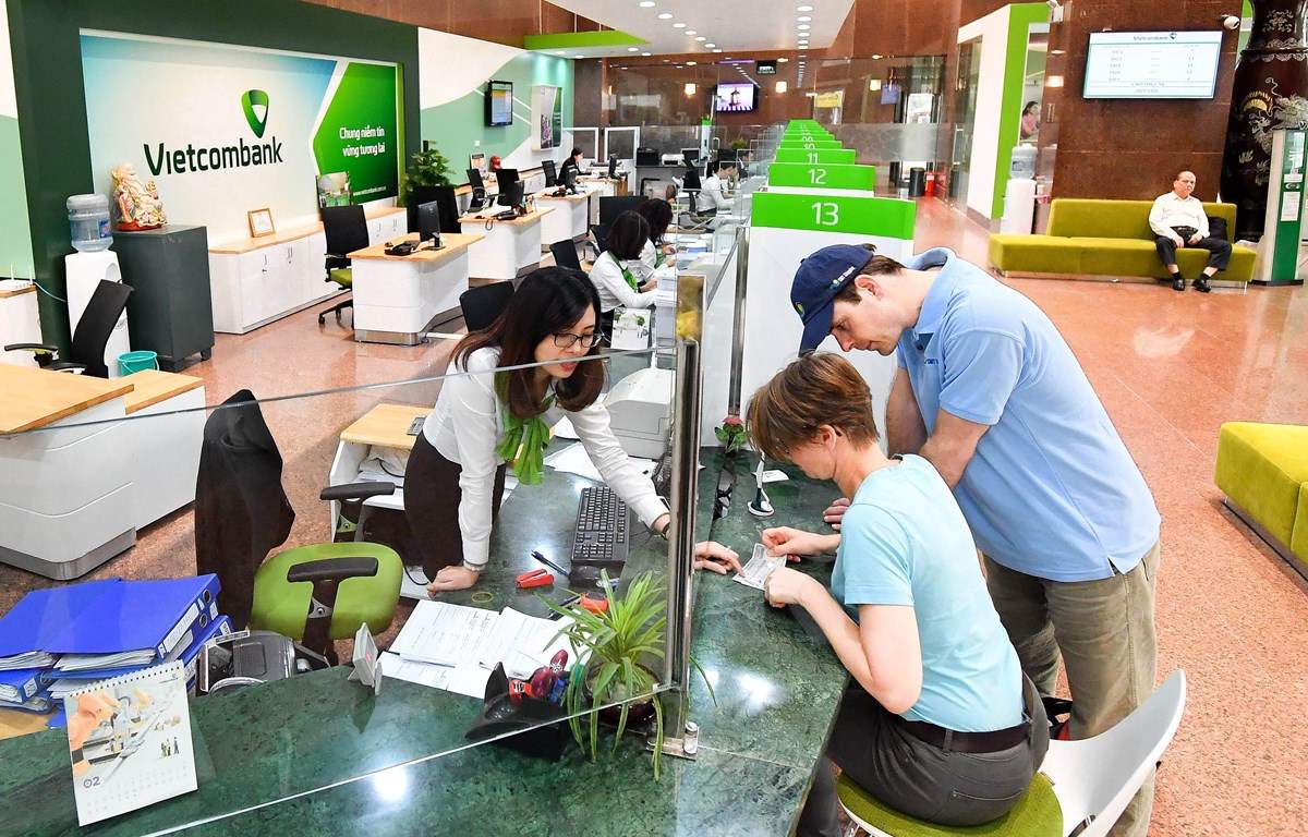 Đến Vietcombank để gửi tiết kiệm tích lũy