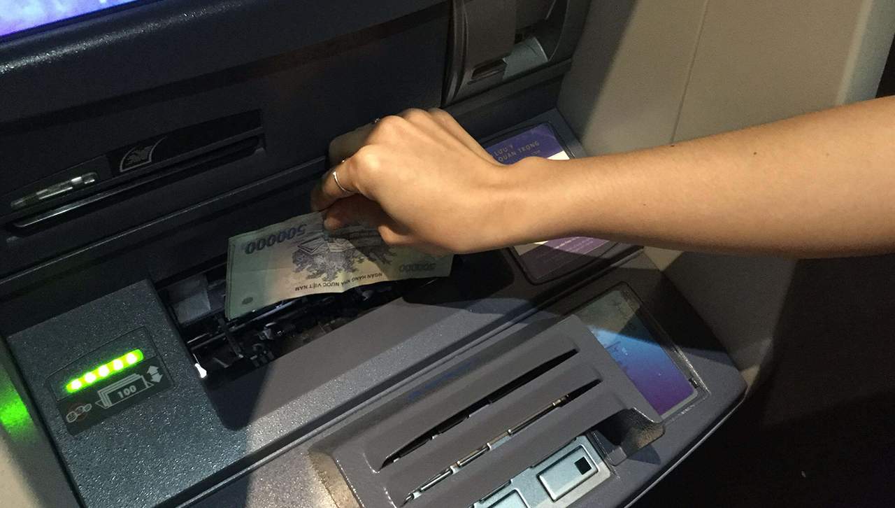 Chuyển khoản qua cây ATM Vietcombank để thanh toán dư nợ thẻ tín dụng