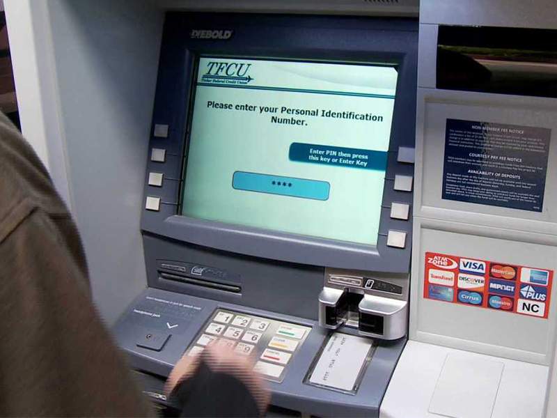 Cẩn thận khi nhập mã PIN tại máy ATM