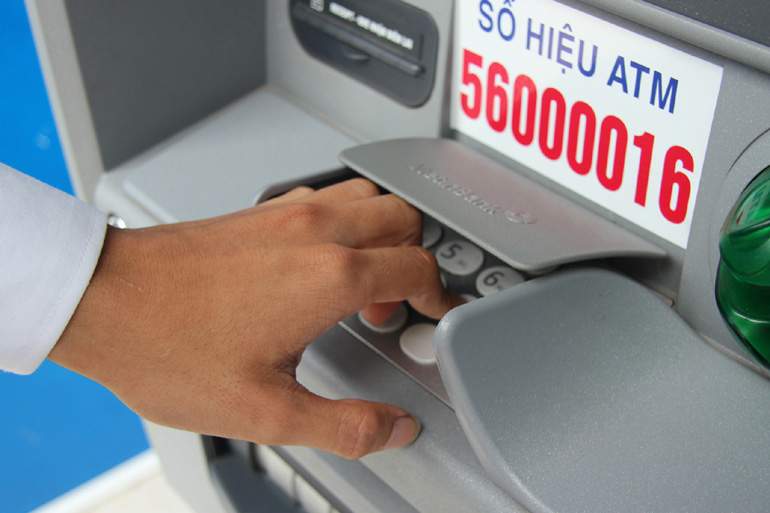 Khi giao dịch thẻ ATM cần chú ý bảo mật an toàn thông tin tuyệt đối