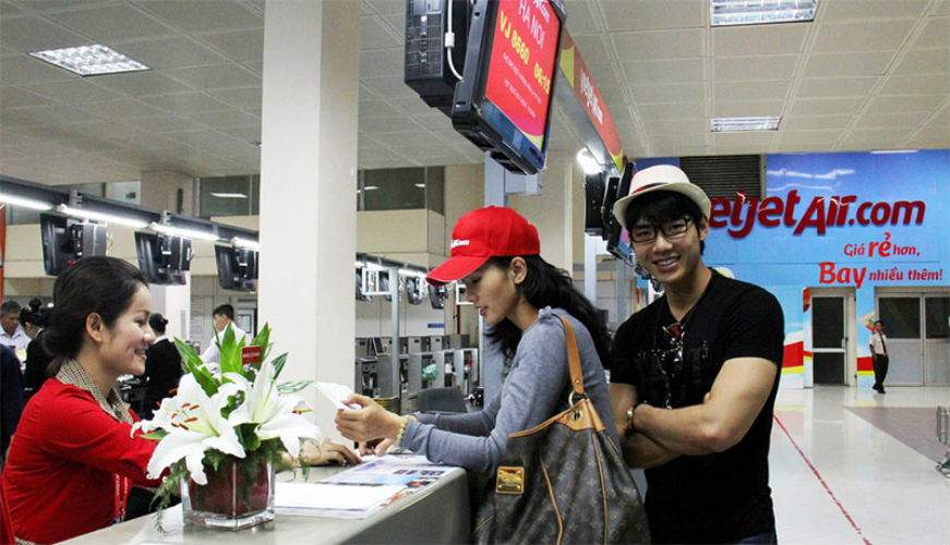 Khách hàng đăng kí bảo hiểm du lịch Vietjet