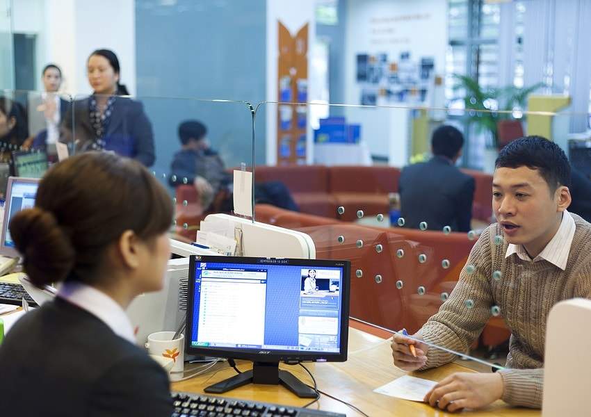 thebank_hinh3khachhangdangkithetratruocdinhdanhtainganhang_1514005430