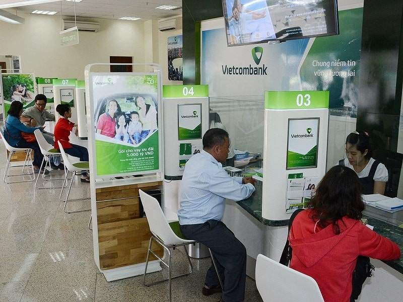 Khách hàng làm thủ tục mở tài khoản thanh toán Vietcombank