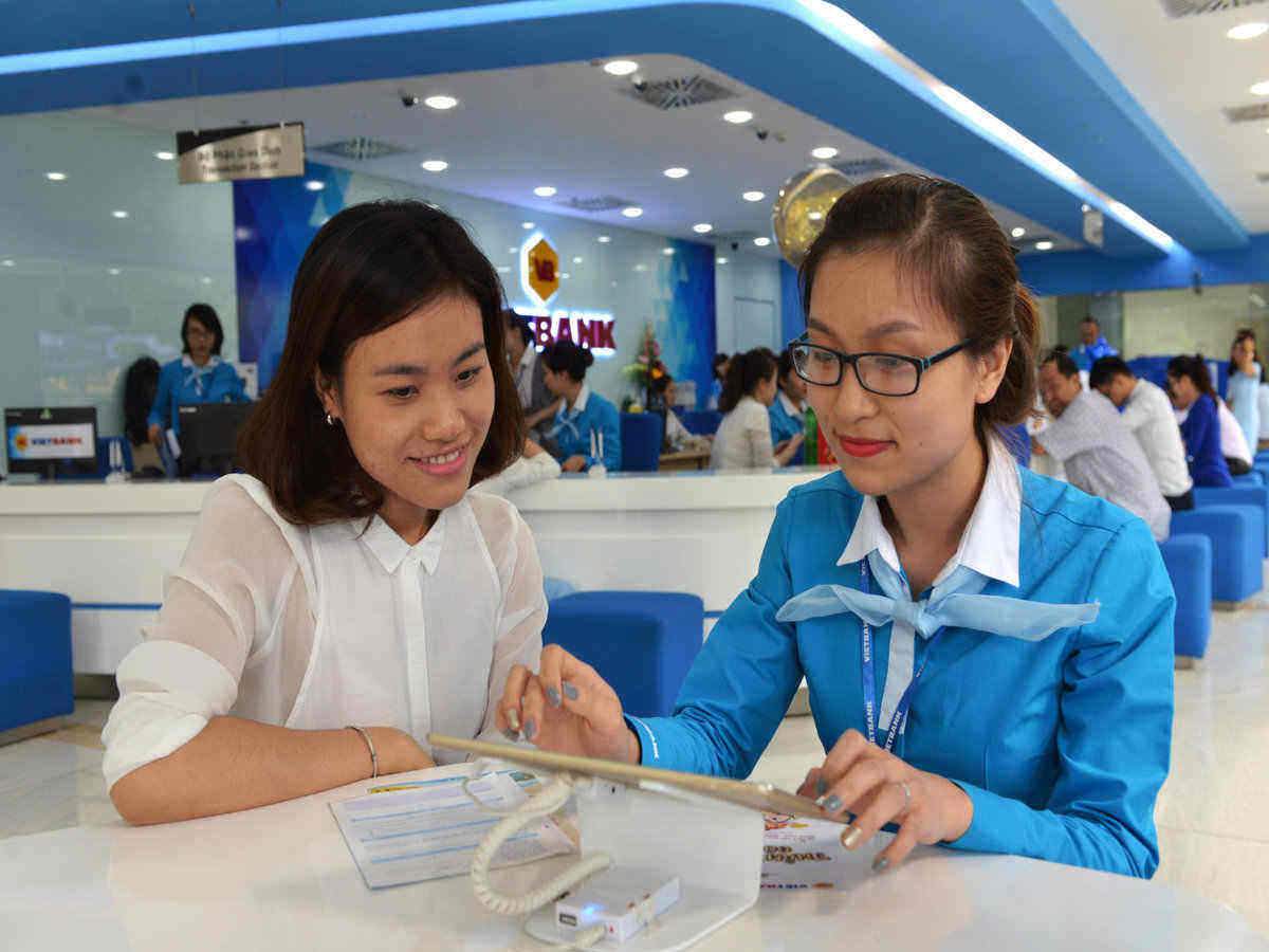 thebank_hinh_2nhanviennganhanghuongdankhachhangguitietkiemtructuyen_1514018248