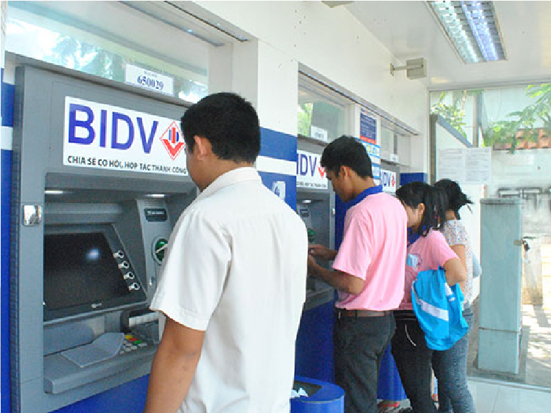 Rút tiền tại máy ATM