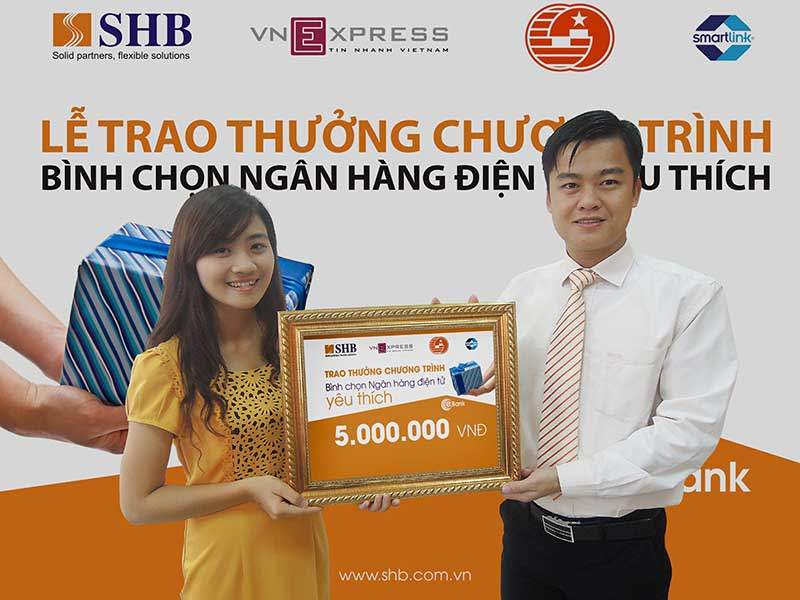 Khách hàng nhận thưởng chương trình bình chọn ngân hàng điện tử được yêu thích nhất