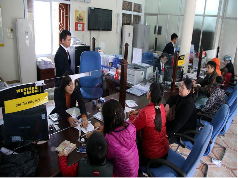 Người dân nhận ngoại hối tại ngân hàng
