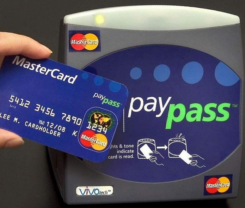 Hình 1: Thẻ MasterCard Debit cơ bản giống thẻ ATM trong nước