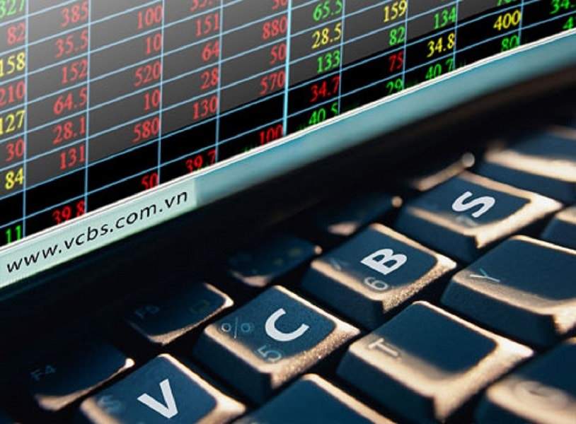 Ngân hàng Thương mại cổ phần Ngoại thương Việt Nam (Vietcombank) là một trong những ngân hàng luôn được người dùng tin tưởng bởi những dịch vụ chất lượng và uy tín. Bên cạnh các sản phẩm, dịch vụ về ngân hàng Vietcombank còn có các dịch vụ chuyên về chứng khoán (Vietcombank Securities). Chứng khoán Vietcombank  cung cấp cho khách hàng nhiều dịch vụ về lĩnh vực này, bao gồm: môi giới, tư vấn giao dịch chứng khoán, quản lý chứng khoán, quản lý tiền của nhà đầu tư, phân phối chứng chỉ quỹ. Hình 1: Vietcombank Securities là cái tên quen thuộc với các nhà đầu tư chứng khoán Môi giới 	Đến với dịch vụ môi giới của chứng khoán Vietcombank, khách hàng sẽ được tư vấn và hỗ trợ sử dụng các dịch vụ trọn gói về tài khoản giao dịch tại Vietcombank. Cụ thể, khách hàng sẽ được môi giới trên các lĩnh vực: Hỗ trợ tài khoản giao dịch Cổ phiếu và chứng chỉ qua Trái phiếu Giao dịch đối ứng trực tuyến 	Chứng khoán Vietcombank là đơn vị đầu tiên cung cấp dịch vụ đặt lệnh mua bán chứng khoán qua Internet với tiện ích VCBS Cyber Investor. Với những nền tảng về công nghệ và nhân sự, trong nhiều năm liên tục, VCBS là một trong những đơn vị có thị phần môi giới lớn nhất, với mạng lưới khách hàng rộng lớn bao gồm các định chế tài chính nước ngoài và các ngân hàng, tổng công ty trong nước. Tư vấn giao dịch chứng khoán 	Với phương châm hoạt động “Khách hàng là trọng tâm”, chứng khoán Vietcombank không ngừng cải tiến nâng cao chất lượng dịch vụ tư vấn đầu tư với mong muốn được trở thành người bạn đồng hành tin cậy trong mỗi quyết định đầu tư của khách hàng.  Hình 2: Chứng khoán Vietcombank cung cấp tới doanh nghiệp những thông tin đa dạng bao gồm các bản phân tích thị trường định kì. Chứng khoán Vietcombank cung cấp tới doanh nghiệp những thông tin đa dạng bao gồm các bản phân tích thị trường định kì, báo cáo chuyên sâu về ngành, công ty, ý kiến tư vấn về chiến lược và kỹ thuật giao dịch. Không những vậy, dịch vụ tư vấn giao dịch chứng khoán còn đem đến nhiều lợi ích cho khách hàng: Tư vấn phương án đầu tư và kỹ thuật giao dịch hiệu quả bởi các chuyên gia lâu năm trong lĩnh vực chứng khoán, Tiếp cận với hệ thống báo cáo phân tích khách quan, chuyên sâu theo từng mã/ngành chứng khoán. Cập nhật thông tin nhanh chóng. Được giải đáp mọi thắc mắc liên quan đến thị trường hay doanh nghiệp 24/7. Cung cấp những thông tin nổi bật về các mã cổ phiếu trong danh mục mà khách hàng đang quan tâm hoặc các mã chứng khoán tiềm năng có thể đem lại cho khách hàng hiệu quả đầu tư trong tương lai. Tư vấn xây dựng mới hoặc cơ cấu lại danh mục đầu tư Tham gia các buổi tham quan doanh nghiệp để khách hàng có thể trực tiếp tìm hiểu về hoạt động của công ty Tư vấn xây dựng kịch bản thị trường và phương án sửa sai để giảm thiểu rủi ro cho danh mục đầu tư của mình. Quản lý chứng khoán 	Dựa vào nền tảng công nghệ tiên tiến, chứng khoán Vietcombank đã phát triển chương trình quản lý danh sách cổ đông/danh sách trái chủ hiện đại, thân thiện, cho phép quản lý số lượng lớn cổ đông/trái chủ của nhiều công ty/doanh nghiệp khác nhau trong mọi lĩnh vực, ngành nghề kinh tế. Hiện nay, dịch vụ Quản lý danh sách người sở hữu chứng khoán là nghiệp vụ mà trong đó Vietcombank được uỷ quyền toàn phần hoặc một phần từ Tổ chức phát hành để thực hiện tất cả hoặc một phần các công việc sau: Quản lý thực hiện quyền Quản lý danh sách người sở hữu chứng khoán Quản lý chuyển nhượng cổ phần Thực hiện chế độ báo cáo Lưu ký khi niêm yết hoặc có yêu cầu Hình 3: Chứng khoán Vietcombank cung cấp dịch vụ, sản phẩm cho tất cả các khách hàng tổ chức trong và ngoài nước thông qua các hình thức đa dạng, thuận tiện. Quản lý tiền của đầu tư 	Để đảm bảo tính minh bạch trong việc quản lý tiền của nhà đầu tư, Vietcombank Securities là một trong những công ty chứng khoán đầu tiên trên thị trường có tài khoản giao dịch tiền của khách hàng do ngân hàng mẹ Vietcombank trực tiếp quản lý. Dịch vụ quản lý tiền nhà đầu tư của chứng khoán Vietcombank bao gồm: Rút/nộp tiền Phong tỏa tiền Phân phối chứng chỉ quỹ 	Nhằm cung cấp đa dạng sản phẩm dịch vụ trong lĩnh vực đầu tư tài chính cho khách hàng, chứng khoán Vietcombank đã phối hợp hợp tác với nhiều định chế tài chính lớn là các công ty quản lý quỹ uy tín hàng đầu tại Việt Nam để phân phối các chứng chỉ quỹ mở tới các khách hàng có nhu cầu. 	Với nguyên tắc chính xác, nhanh chóng, tiện lợi chứng khoán Vietcombank cung cấp dịch vụ, sản phẩm cho tất cả các khách hàng tổ chức trong và ngoài nước thông qua các hình thức đa dạng, thuận tiện, với tốc độ xử lí lệnh nhanh chóng, chính xác và an toàn. Đây được xem là giải pháp tài chính hiệu quả cho các doanh nghiệp, nhà đầu tư tại Việt Nam.