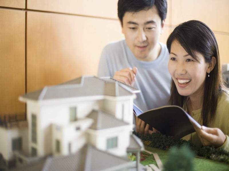 Hình 3. Vợ chồng nên bàn tính khả năng trả góp khi mua nhà