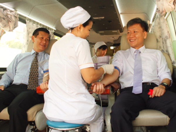 Tổng Giám đốc Dai-ichi Life Việt Nam tham gia chương trình Hiến máu nhân đạo 2015