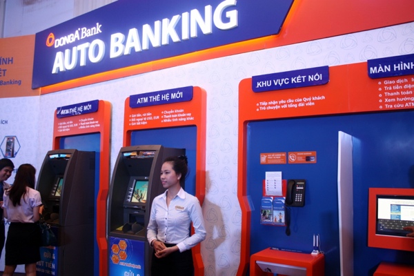 Hệ thống ngân hàng tự động lần đầu tiên được triển khai tại Việt Nam