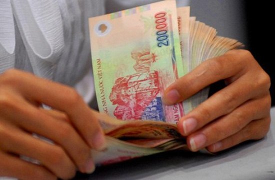 Trong bối cảnh lạm phát được kiểm soát dưới 6%, tỷ giá ổn định, thì gửi tiết kiệm tiền đồng có lợi hơn so với USD