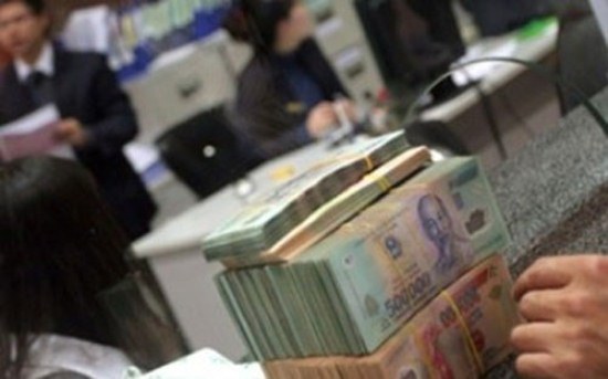 Lãi suất gửi tiết kiệm cao hơn khiến đồng VND đang được người dân 